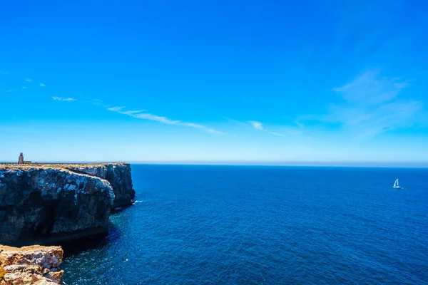 Vista sobre a costa portuguesa, penhasco junto a Sagros no Oceano Atlântico em Portugal — Fotografia de Stock