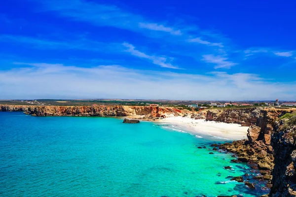 Pohled na pobřeží s oceánem a pláží vedle Sagres v Algarve v Portugalsku — Stock fotografie