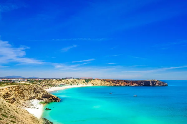 Pohled na pobřeží s oceánem a pláží v Sagres v Algarve v Portugalsku — Stock fotografie