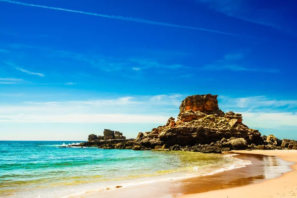 포르투갈 알가르베 해안에 있는 아름다운 해변 프라 이아 도 카스텔 레조의 모습 — 스톡 사진