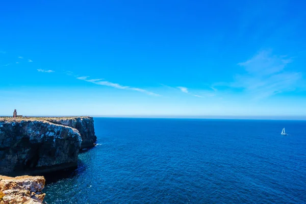 Вид на португальське узбережжя, скеля поруч з Саґросом біля Атлантичного океану в Португалії. Стокове Фото