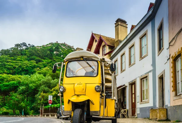 Vista sobre Tuktuk na cidade velha de Sintra, Portugal — Fotografia de Stock