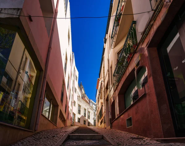 Vista sobre calle con edificios históricos en el casco antiguo de Lagos, Algarve Portugal — Foto de Stock