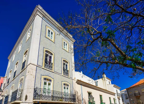 Vista sulla strada con edifici storici nel centro storico di Lagos, Algarve Portogallo — Foto Stock