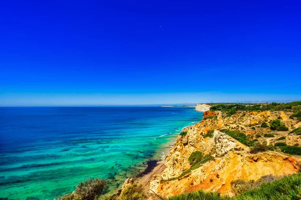 Widok na wybrzeże przez Praia do Canavial w pobliżu Lagos, Portugalia, — Zdjęcie stockowe