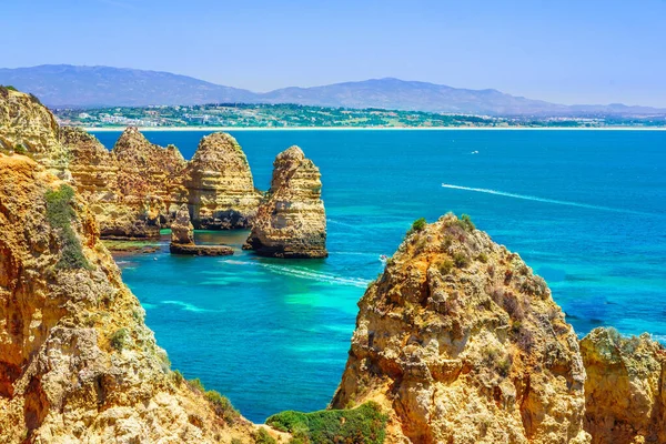 Widok na skały o nazwie Farol da Ponta da Piedade - wybrzeże Portugalii, Algarve — Zdjęcie stockowe