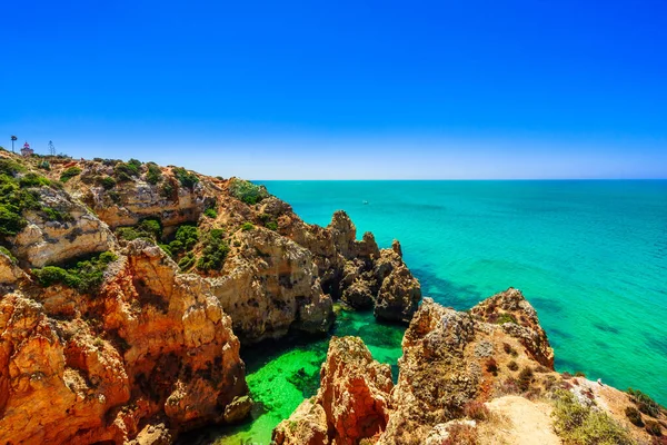 Pohled na Farol da Ponta da Piedade - krásné pobřeží Portugalska, Algarve — Stock fotografie