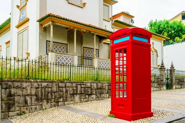 Vista en la cabina de teléfono rojo vintage en Sintra, Portugal — Foto de Stock