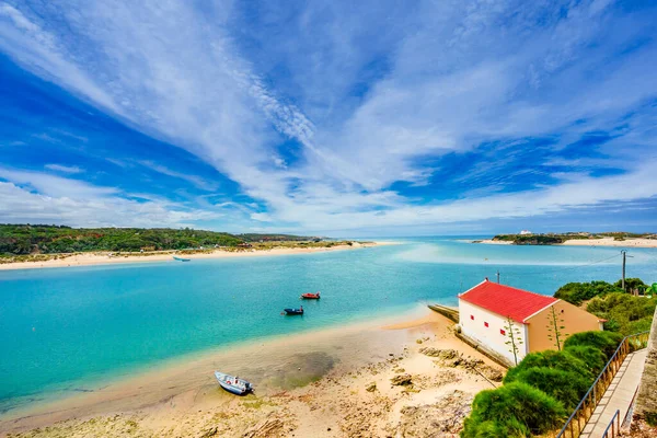 Vista sul paesaggio con il fiume Mira a Vila nova de Milfontes, Portogallo — Foto Stock