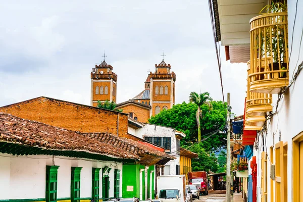 Koloniaal centrum en kerk in het centrum van Jerico, Colombia — Stockfoto