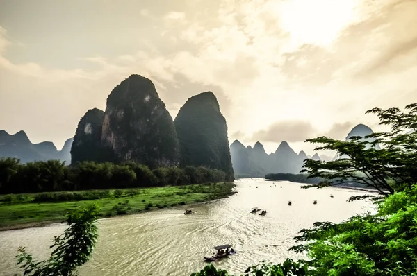 Vista sobre las montañas Karst y los picos de piedra caliza del río Li en China — Foto de Stock