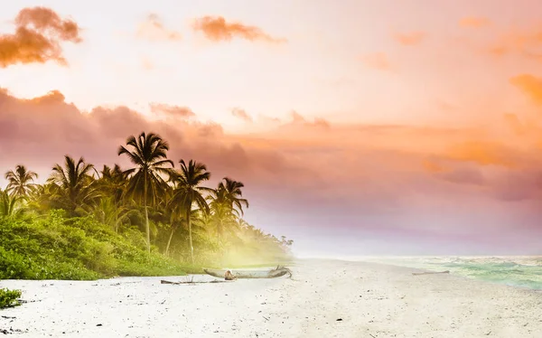 Переглянути над захід сонця над тропічні пляжі Паломіно в Колумбії — стокове фото