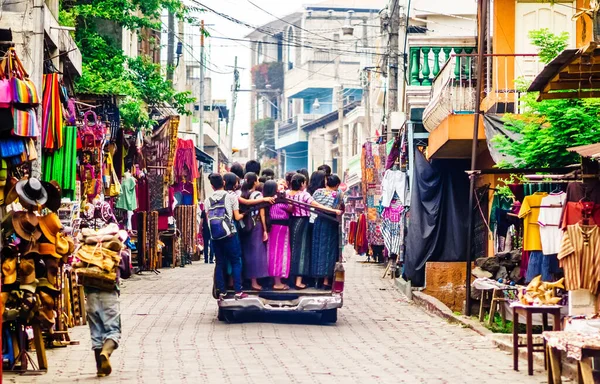 Grupo de crianças indígenas maias usando translado público por pequena aldeia na Guatemala — Fotografia de Stock