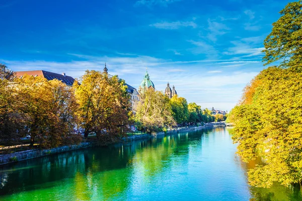 Uitzicht op prachtige natuurlijke land Kaap van de rivier de Isar in München, Duitsland — Stockfoto