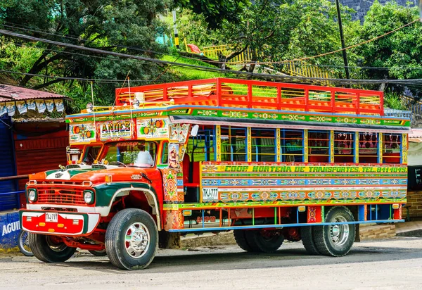 Andes, Colombia - 27 mars 2019. Färgglada traditionella landsbygden buss i Colombia kallas chiva — Stockfoto