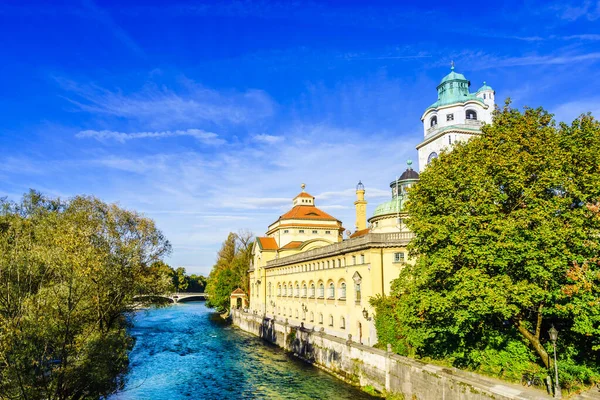 Vista sobre o histórico Mueller Volksbad ao lado do rio Isar - Munique — Fotografia de Stock