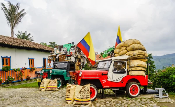 Jeeps Willy en el pueblo de Salneto junto al valle de Salento en Colombia el 21 de marzo de 2019 — Foto de Stock