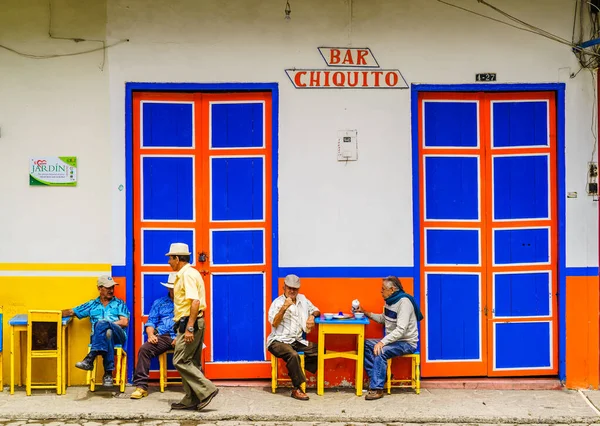 El Jardín, Colombia - 27 de marzo de 2019 - Vista sobre personas sentadas frente a un bar en el centro de la ciudad — Foto de Stock