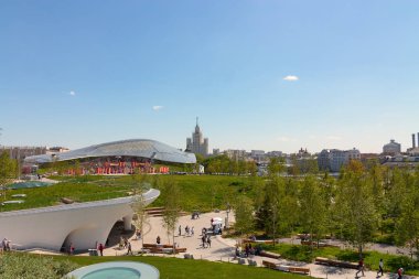 Moskova, Rusya - 12 Mayıs 2018: Modern amfitiyatro cam kubbe Moskova Kremlin, Rusya Zaryadye Parkı ile.