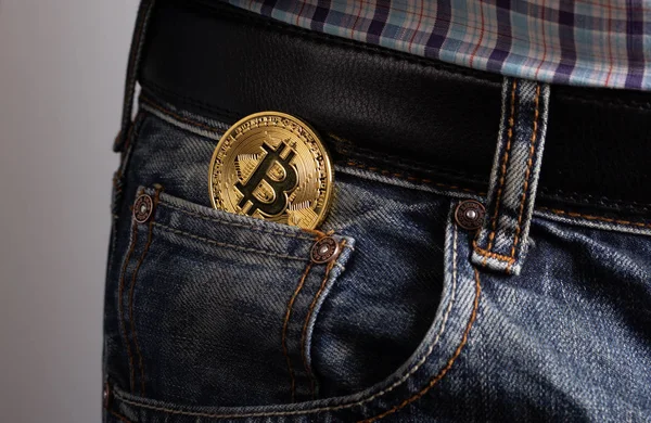 Bitcoin em jeans de bolso — Fotografia de Stock