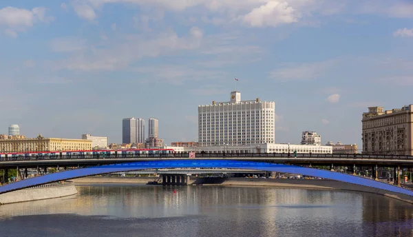 Moskova Nehri üzerindeki metro köprüsü.