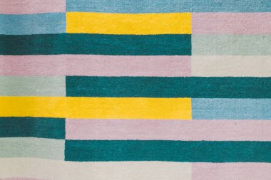 El yapımı grafik desenli renkli halı.