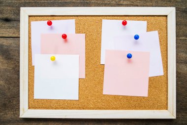 Ahşap duvar arka plan, metin için boş yer cork board üzerinde yapışkan not.