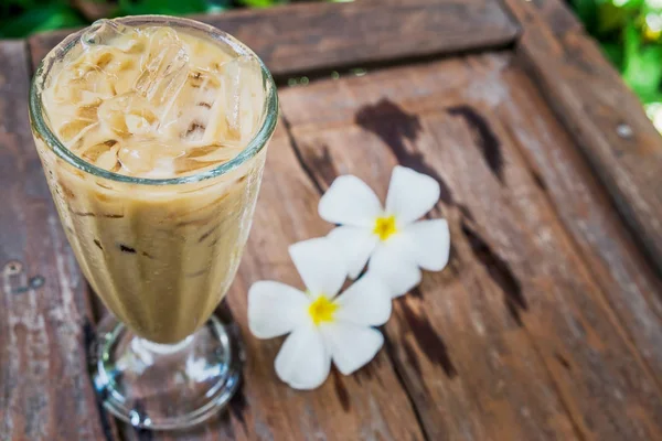 Sebuah Gelas Kopi Taman Dengan Bunga Plumeria Putih Lantai Kayu — Stok Foto