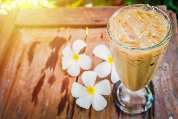 Sebuah Gelas Kopi Taman Dengan Bunga Plumeria Putih Lantai Kayu — Stok Foto