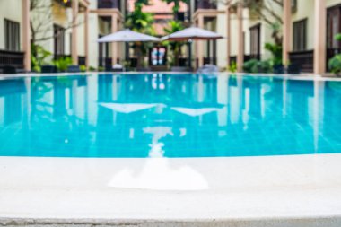 Otel havuzunda 2 şemsiye..