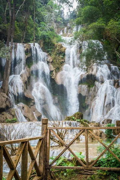 Водопад Куанг Си, водопад возле Луангпрабанга, Лаос . — стоковое фото