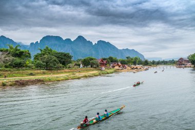 Nam Song Nehri 'ndeki turist teknelerini ve dağları görmek...