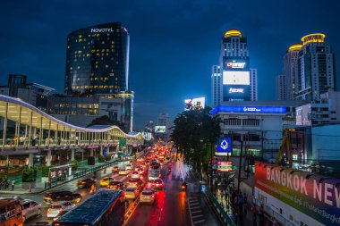 Bangkok siluetinde, Rajdamri Yolu 'nda, Pratunam' da birçok insan var.
