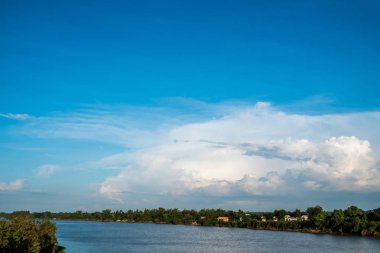 Mavi gökyüzü ve güzel manzaralı manzara nehri..