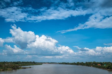 Mavi gökyüzü ve güzel manzaralı manzara nehri..
