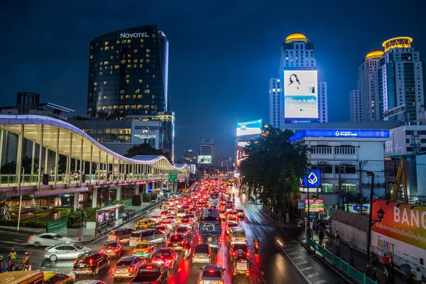 Bangkok siluetinde, Rajdamri Yolu 'nda, Pratunam' da birçok insan var.