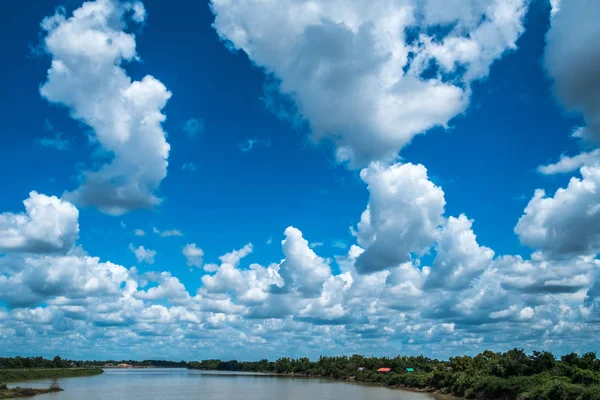 Mavi gökyüzü ve güzel manzaralı manzara nehri..