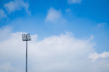 Mavi gökyüzü ile küçük spor ışığı