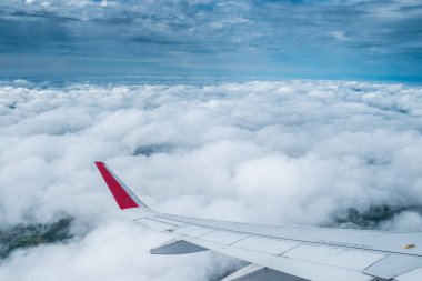 Uçak penceresinden bak, uçan bir uçağın kanadı. 