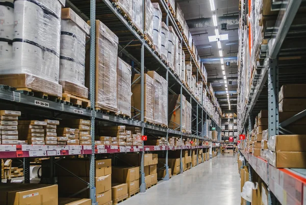 Magazijn gangpad in een Ikea winkel — Stockfoto