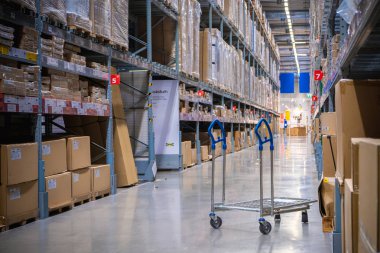 Depoda bir araba, bir Ikea mağazasının koridorunda.
