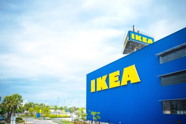 Ikea mobilya şirketi logosu dış yapı inşaatı üzerine