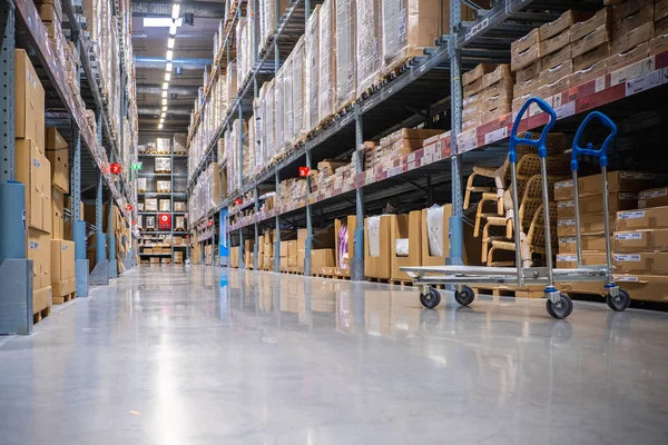 Een kar in magazijn gangpad in een Ikea winkel — Stockfoto