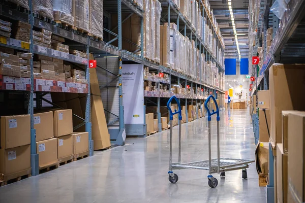 Sebuah gerobak di lorong gudang di toko IKEA — Stok Foto