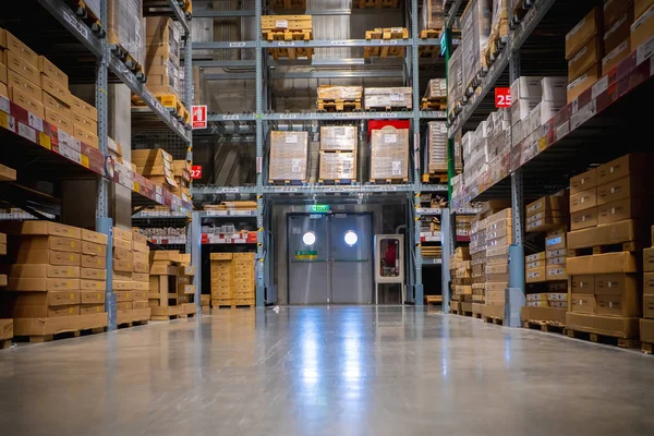 Ikea 'nın deposundan acil çıkış.