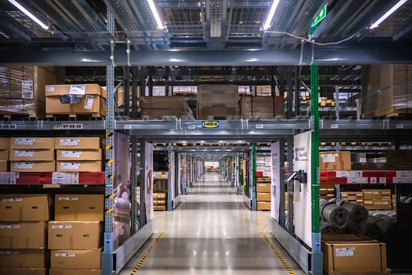 Ambar koridorda bir IKEA mağazası