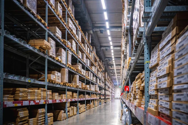 Ambar koridorda bir IKEA mağazası