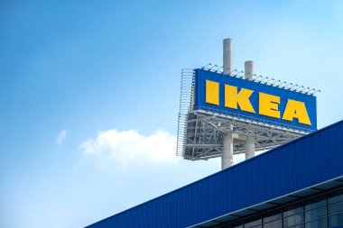 Ikea mobilya şirketi logosu dış yapı inşaatı üzerine
