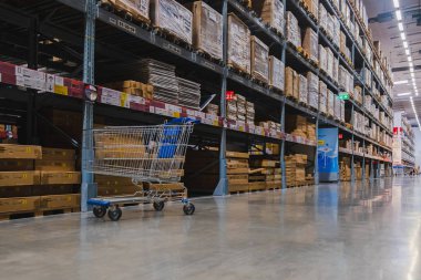 Depoda bir araba, bir Ikea mağazasının koridorunda.