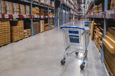 Ikea 'daki bir depoda 2 araba..